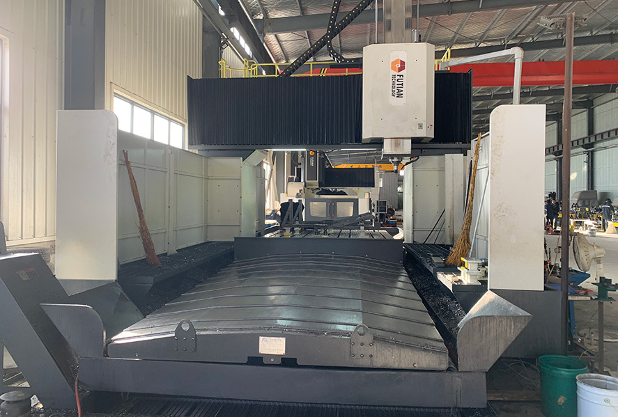 I centri a cavalletto aumentano la grande capacità di lavorazione del CNC